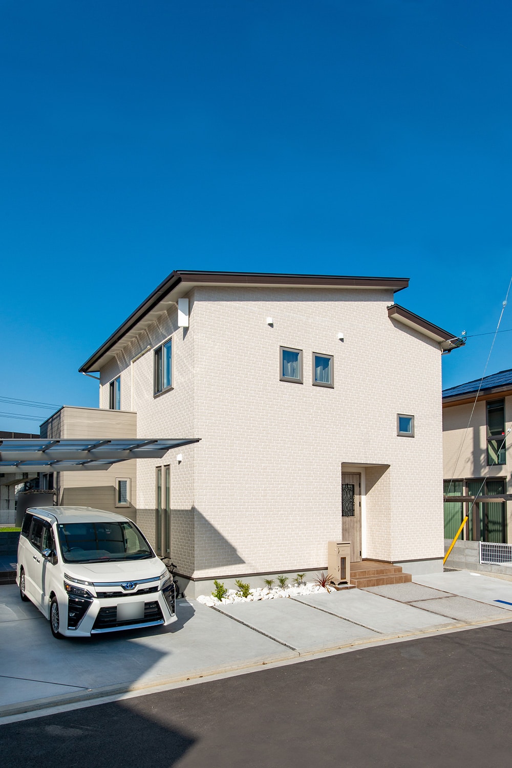 白い外壁と青空のコントラストが心地よい、やさしい佇まい。