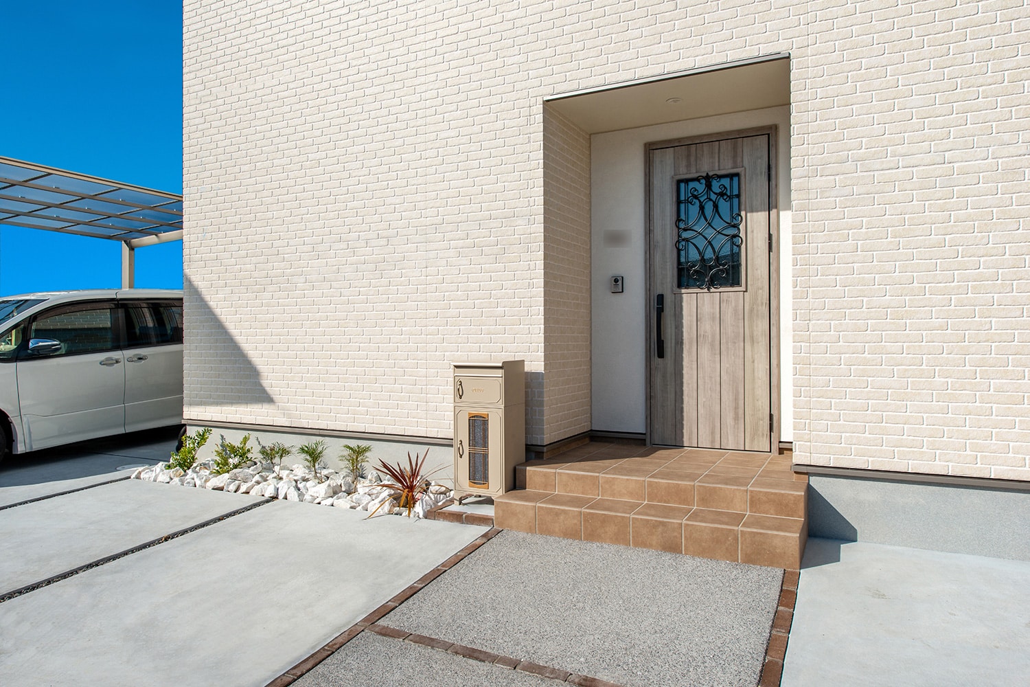 木目の玄関ドアがやさしく映える外観。帰るたびに、ほっと気分が和らぐ住まいです。