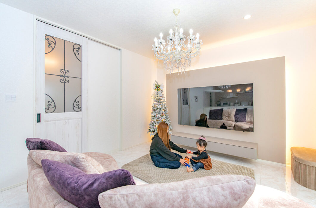 光と照明がやさしく包む、くつろぎのリビング。