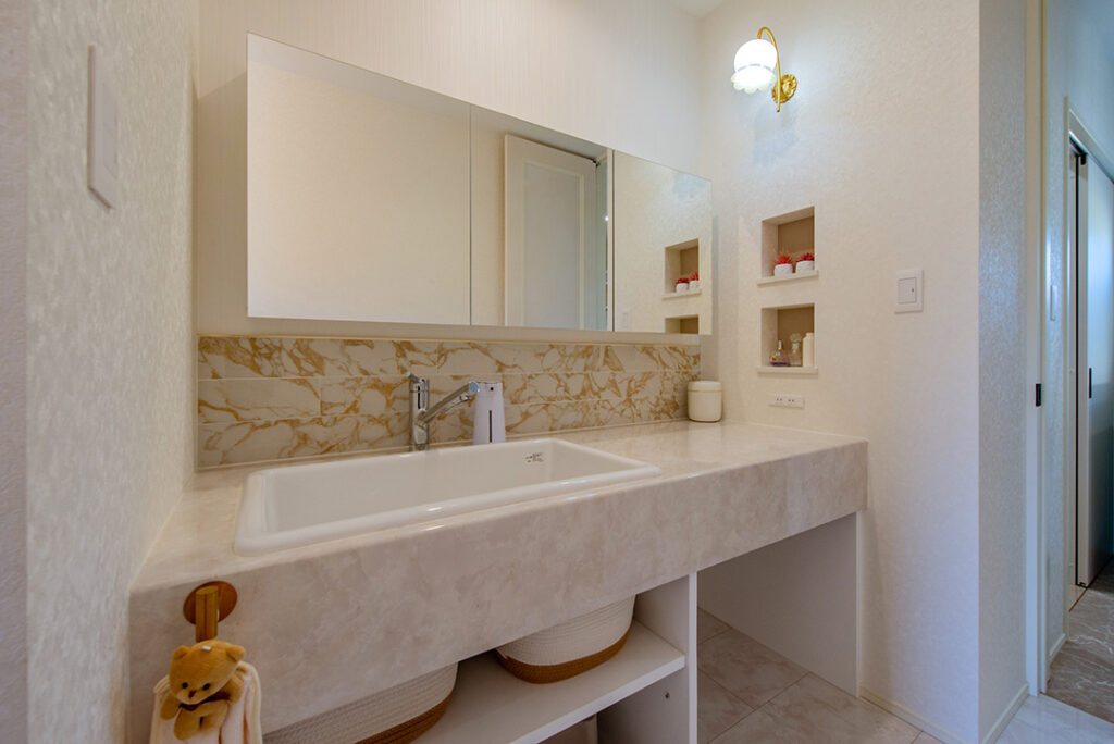 造作洗面とニッチで、毎日の身支度が少し楽しみになる空間。