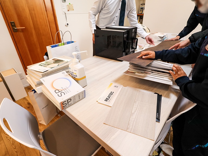 実際のサンプルを手に取り、素材や色の違いを体験