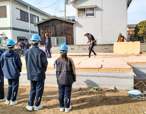 現場、土台敷きの様子を見学