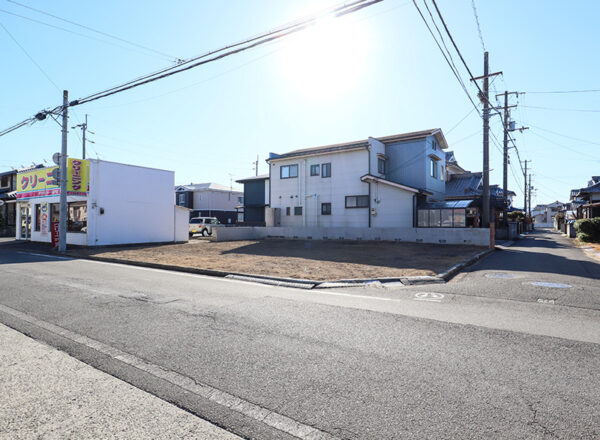 前面道路との接道状況。出入りしやすく生活動線も良好です。
