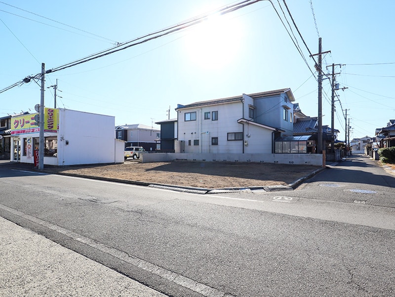 前面道路との接道状況。出入りしやすく生活動線も良好です。