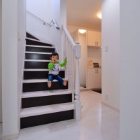白を基調にした室内に飾り階段が品のある可愛らしさをプラスする。