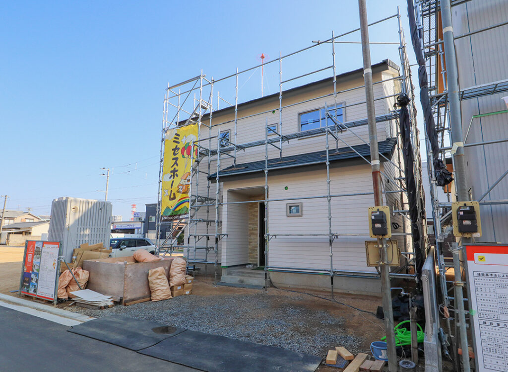 松山市針田町分譲住宅　建築中外観
