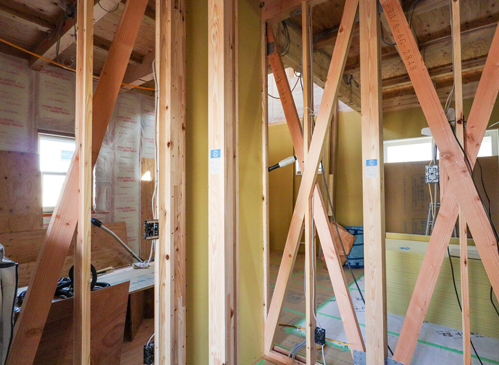 松山市針田町分譲住宅　愛媛県産材の集成材の柱