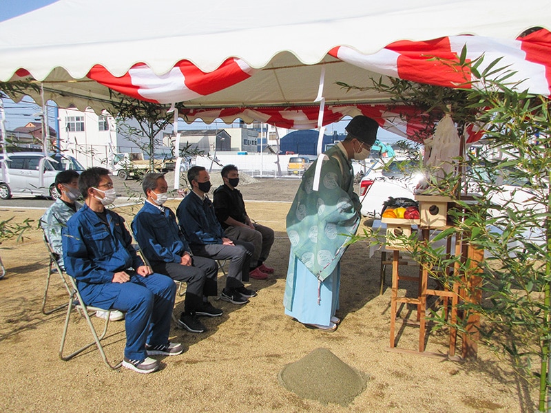 松山市古三津にて新しいモデルハウスの地鎮祭風景