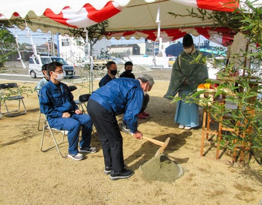松山市古三津にて新しいモデルハウスの地鎮祭風景