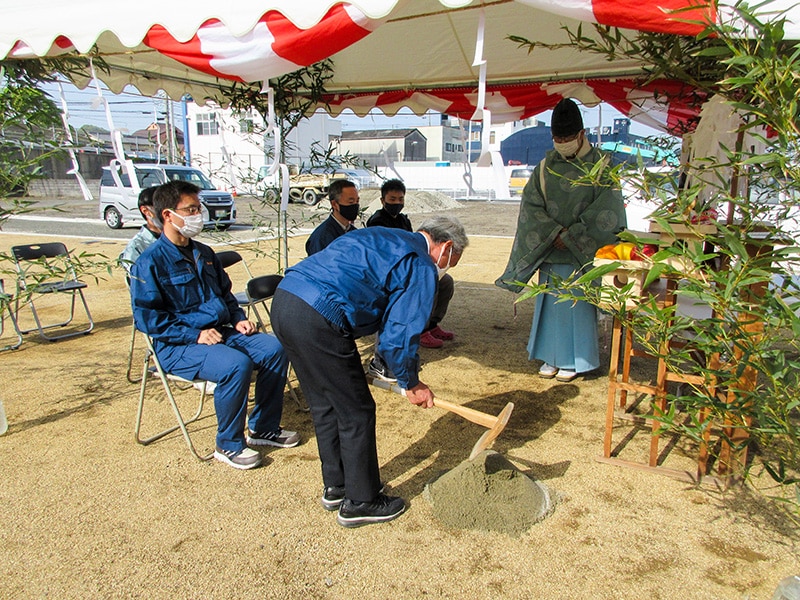 松山市古三津にて新しいモデルハウスの地鎮祭風景