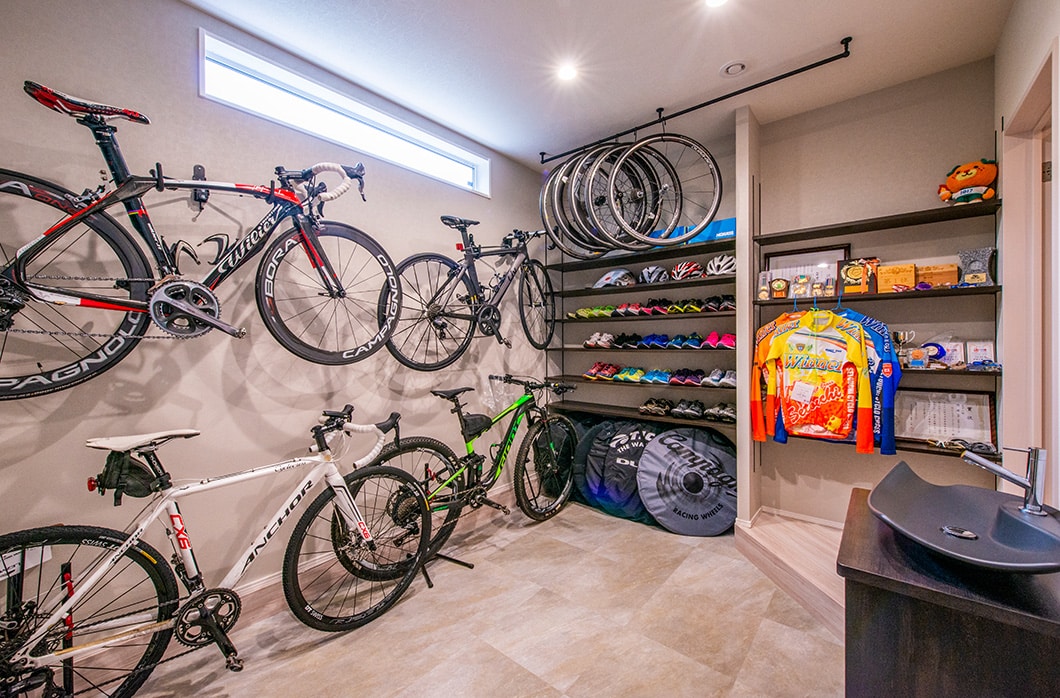 注文住宅の施工例写真で自転車を収納した土間