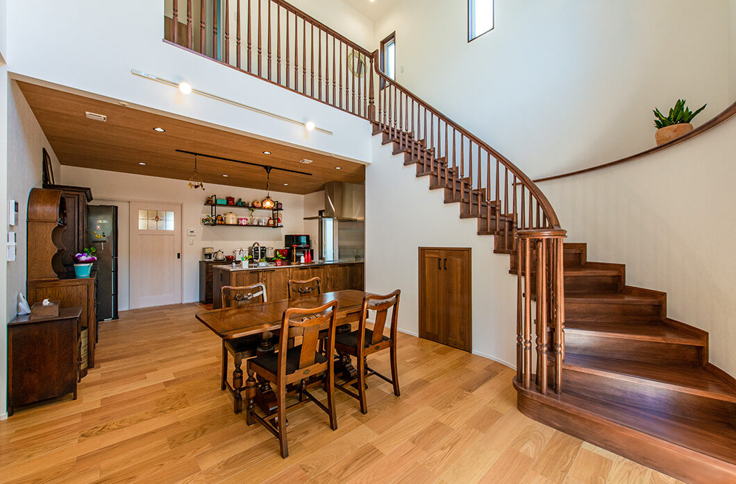 注文住宅の施工例写真でリビングとカーブ階段