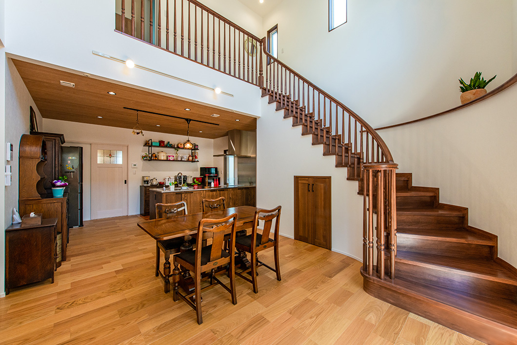 注文住宅の施工例写真でリビングとカーブ階段