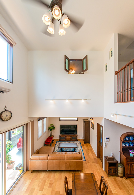 注文住宅の施工例写真で吹き抜けのあるリビング