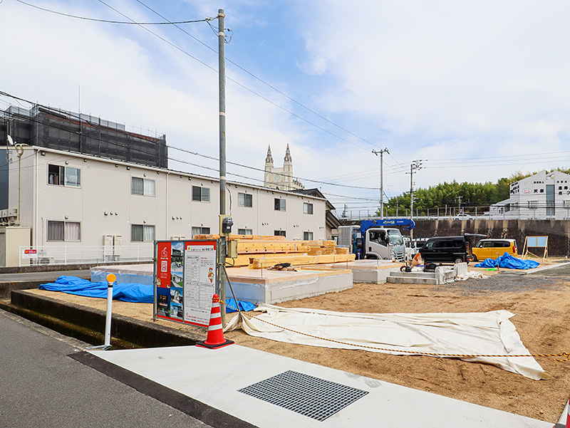 ミセスタウン古三津2丁目分譲地内モデルハウス建築の様子