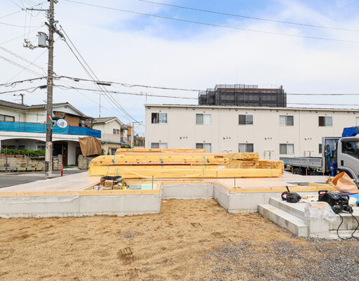 ミセスタウン古三津2丁目分譲地内モデルハウス建築の様子