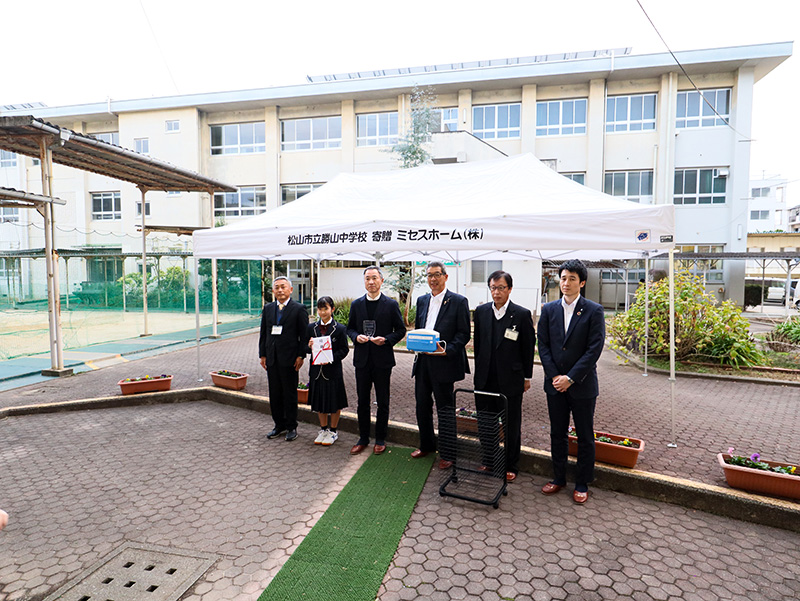 2023年勝山中学校贈呈式の様子