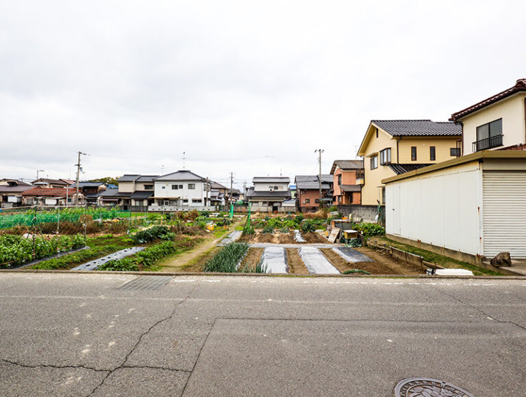 松山市久保田町売土地の現地写真北側道路より撮影