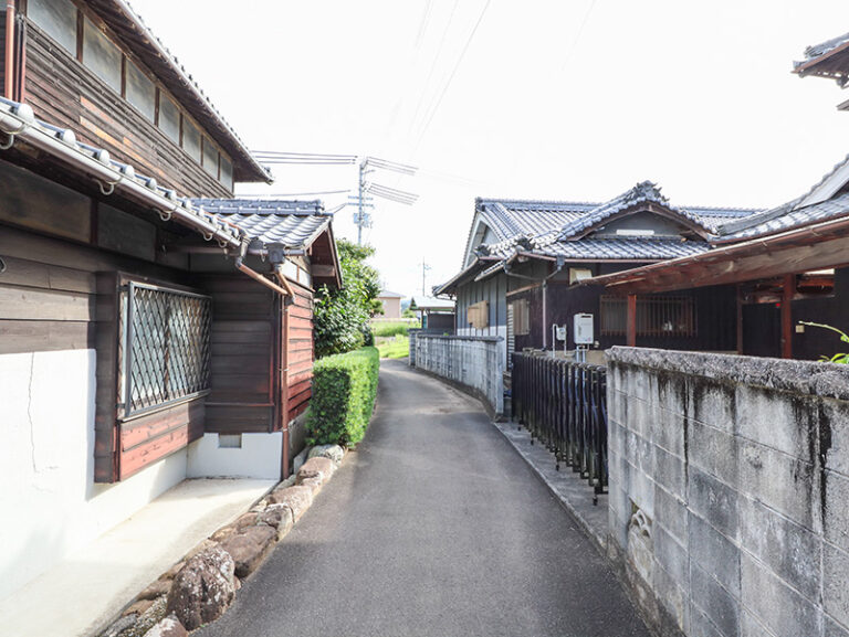 砥部町高尾田中古住宅外観、物件の東側道路