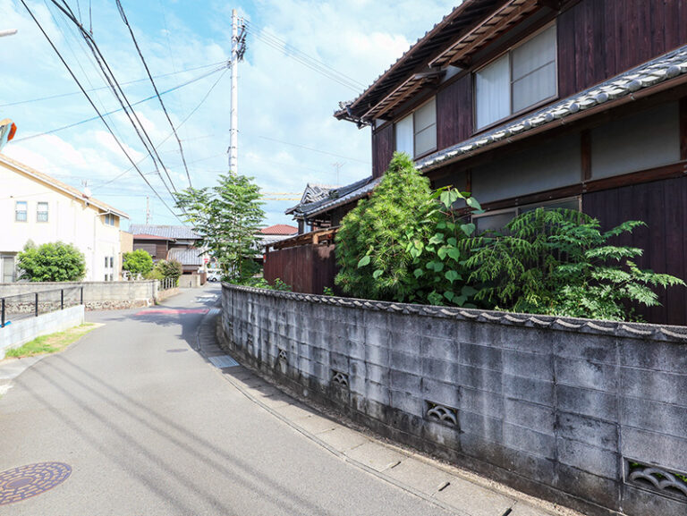 砥部町高尾田中古住宅外観、物件の北側道路