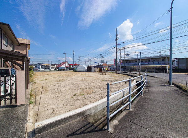 交差点からの進入イメージ（ロードサイド立地・視認性良好）