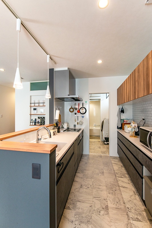 キッチンから一直線に続く家事動線－ミセスホーム施工事例