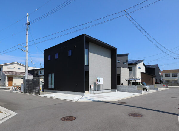 松山市西垣生町の家具付き分譲住宅 外観と駐車スペース
