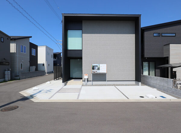 松山市西垣生町分譲住宅の外観