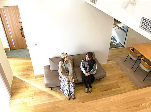 吹き抜けリビングの俯瞰写真。空調吹出口とリビング・ダイニングが写っている。