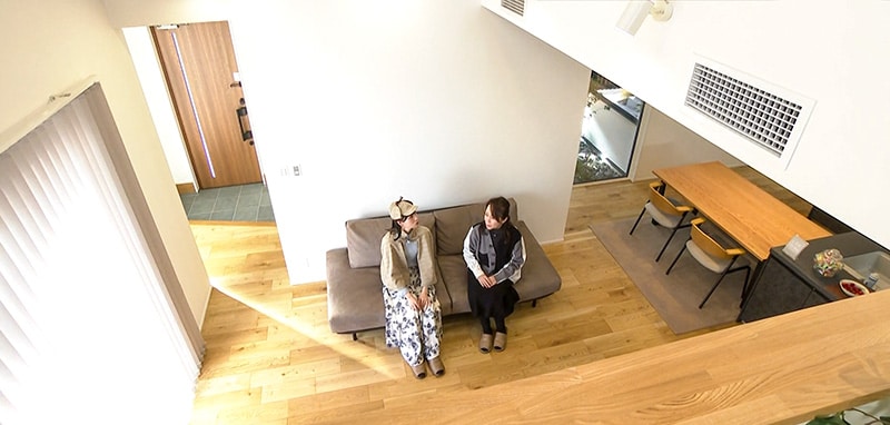 吹き抜けリビングの俯瞰写真。空調吹出口とリビング・ダイニングが写っている。