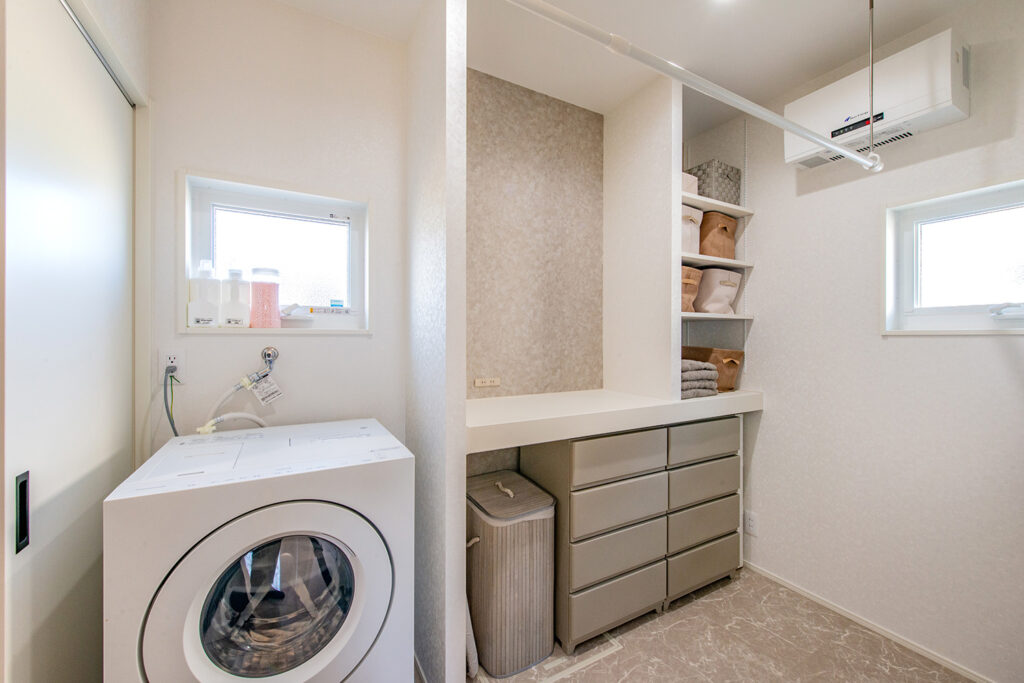 洗う・干す・しまうを一か所にまとめた、使い勝手の良いランドリースペース。