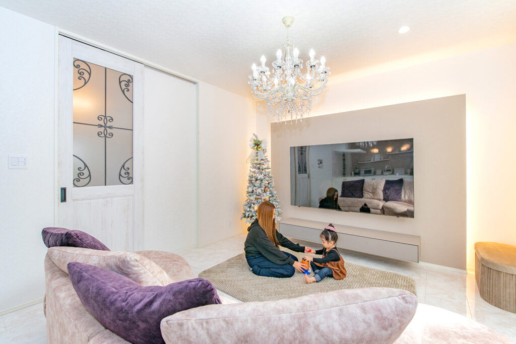 光と照明がやさしく包む、くつろぎのリビング。