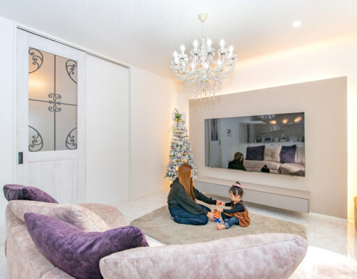 光と照明がやさしく包む、くつろぎのリビング。