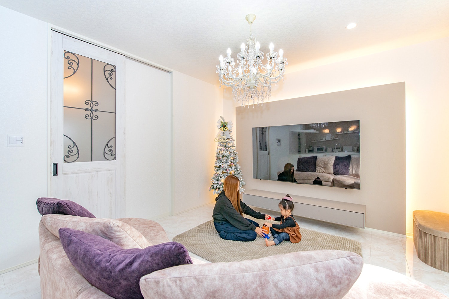 光と照明がやさしく包む、くつろぎのリビング。