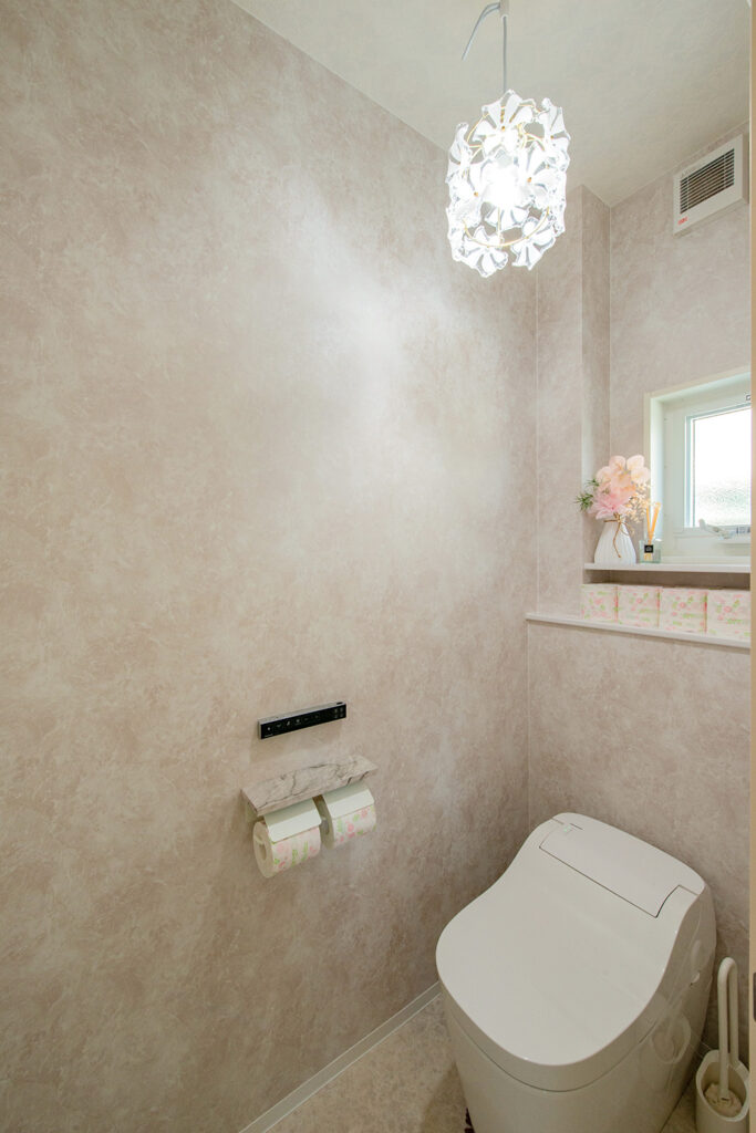 淡い色合いとやわらかな照明で、ほっと落ち着くトイレ空間