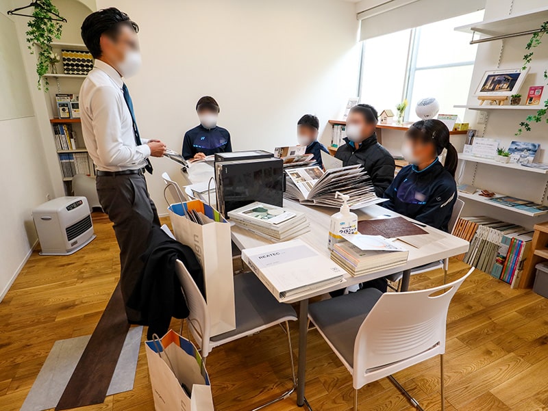 壁紙メーカーのサンゲツさんによる、壁紙・床材の説明