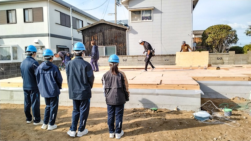 現場、土台敷きの様子を見学
