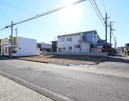 前面道路との接道状況。出入りしやすく生活動線も良好です。