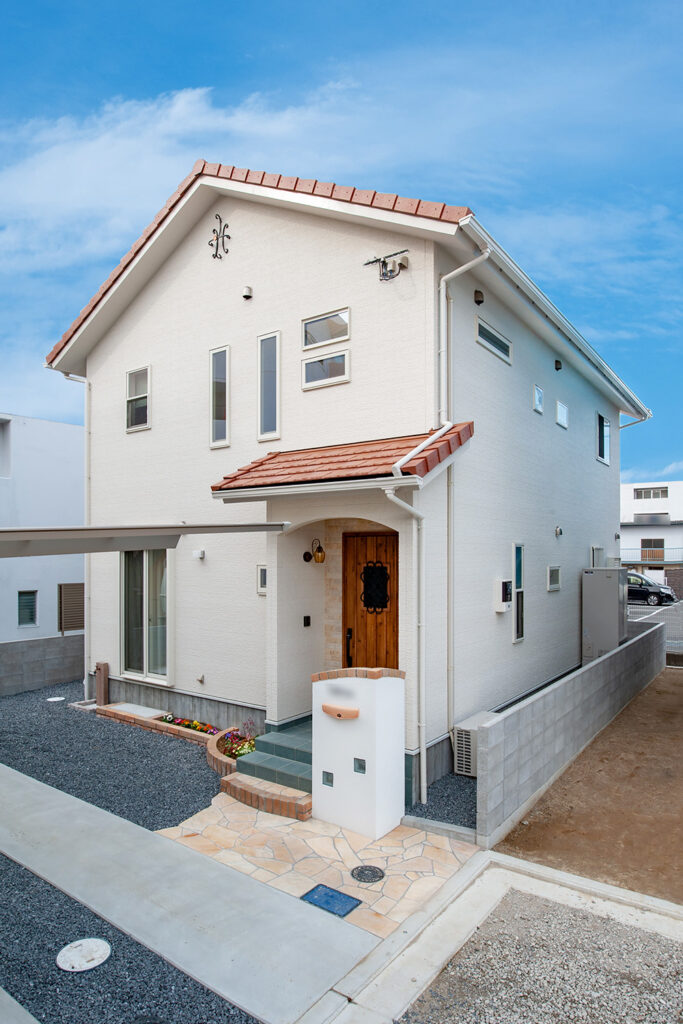 白を基調としたフュージェ外壁の外観