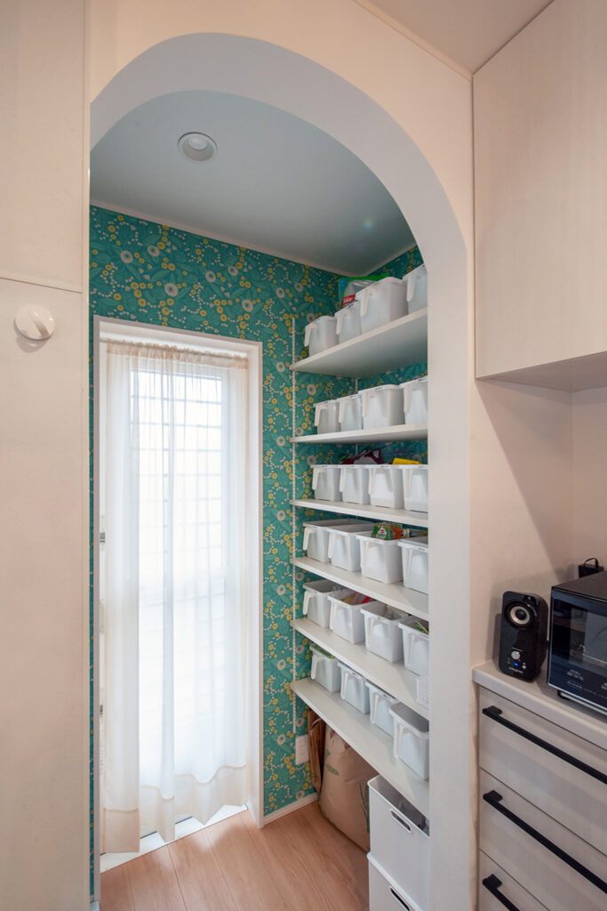 アール開口のあるパントリー収納