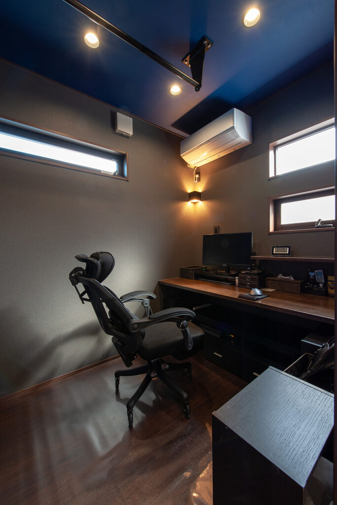 ダークトーンで落ち着いた書斎