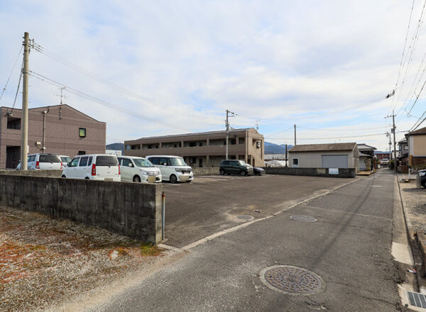 敷地内が広く、ゆとりのある配置の月極駐車場です
