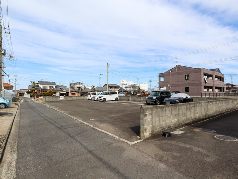 住宅地に位置し、落ち着いた環境です
