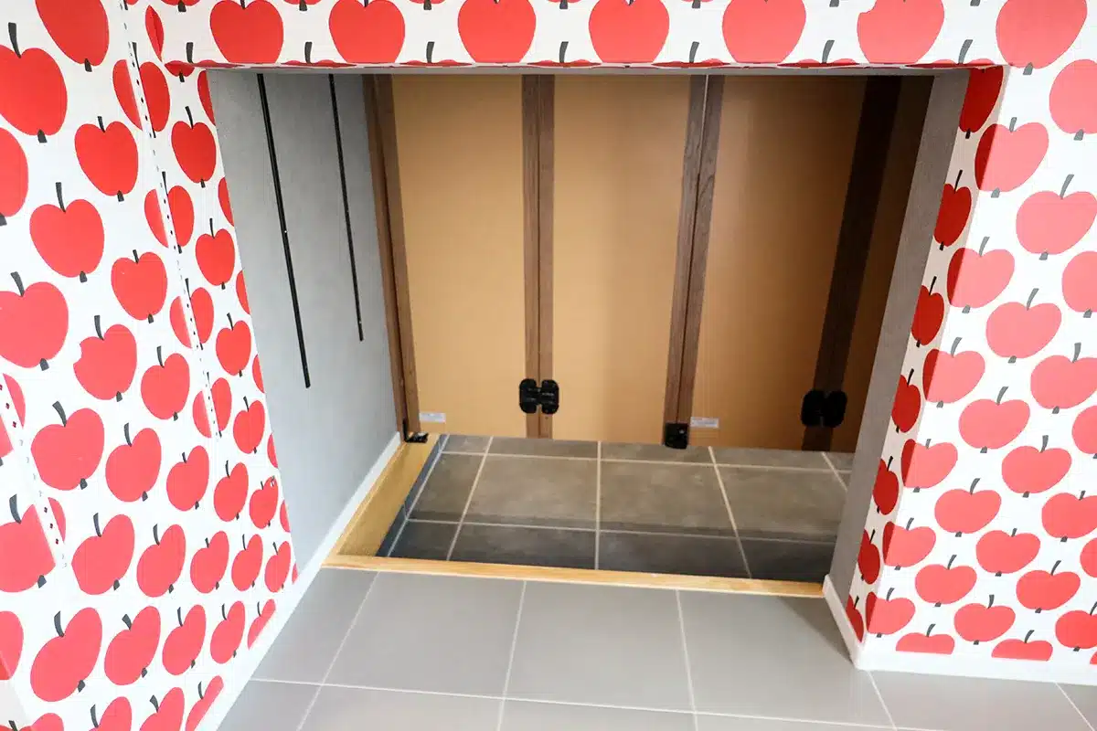 松山市K様邸・パントリーから玄関土間へ直接つながる荷物搬入動線