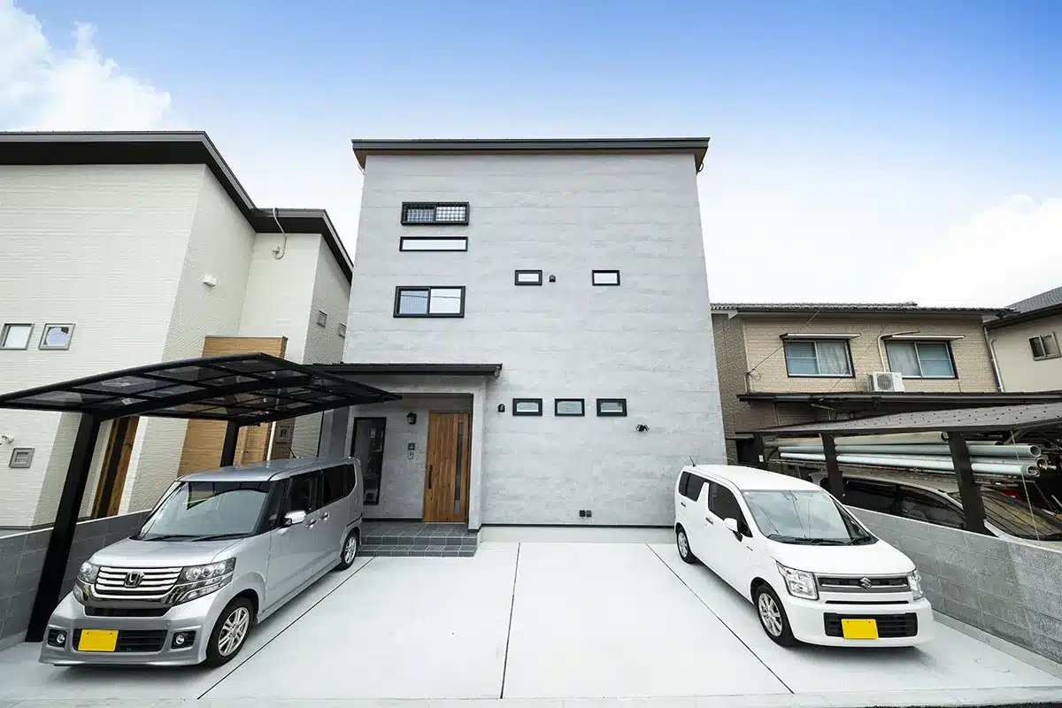松山市K様邸・グレーサイディングとブラックサッシのシンプルモダンな外観と2台駐車可能なカーポート