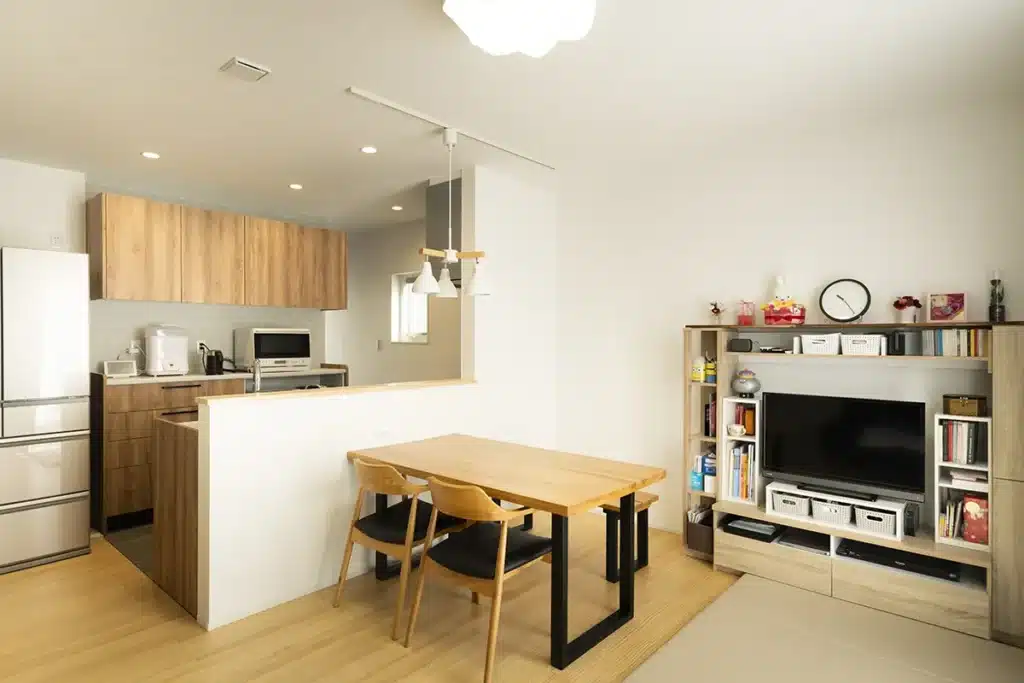 松山市K様邸・キッチンからダイニングリビングを見渡せる開放的なLDK全景