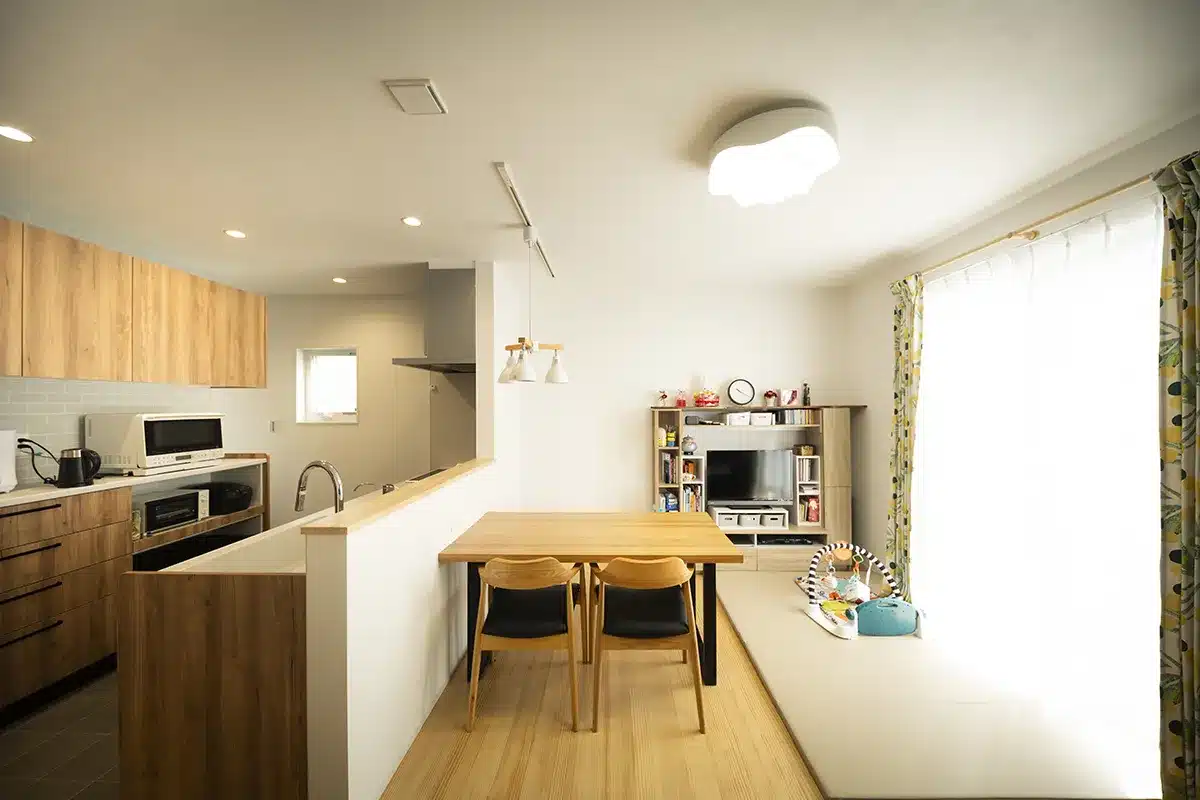 松山市K様邸・木目キッチンとナチュラル床が調和する明るいLDK