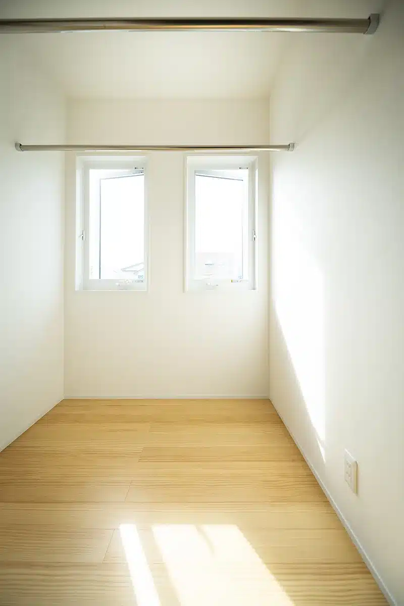 松山市K様邸・2窓から光が差し込むハンガーパイプ付きサンルーム