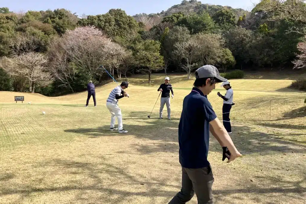 ミセスホームゴルフコンペ ティーショットの様子 高知黒潮カントリークラブ