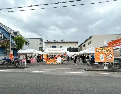 松山市ミセスホームふれあいまつりの会場全体の様子